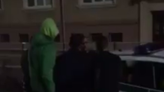 Záber na debatu mladíkov a policajtov vo Vranove nad Topľou.