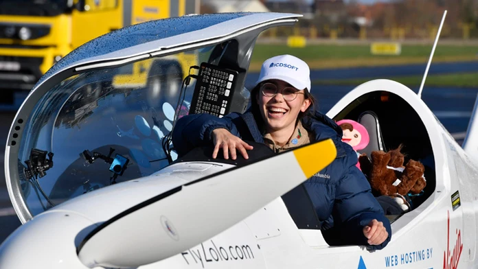 Belgicko-britská pilotka Zara Rutherfordovása (19) teší v kokpite po vytvorení nového svetového rekordu.