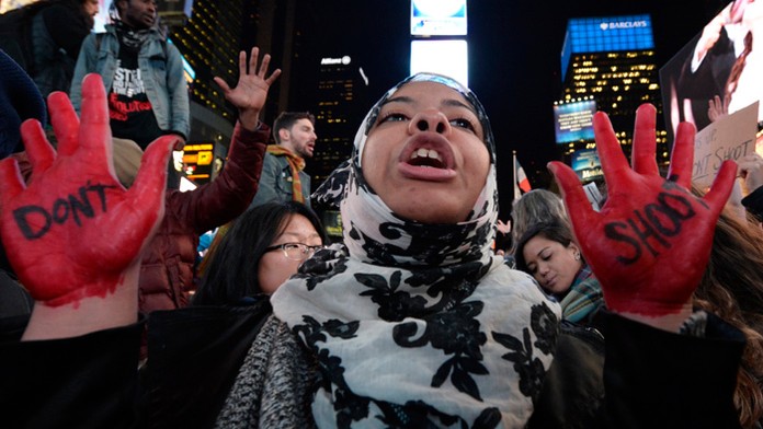 Demonštrantka so zdvihnutými rukami počas protestného pochodu na Manhattane v New Yorku.