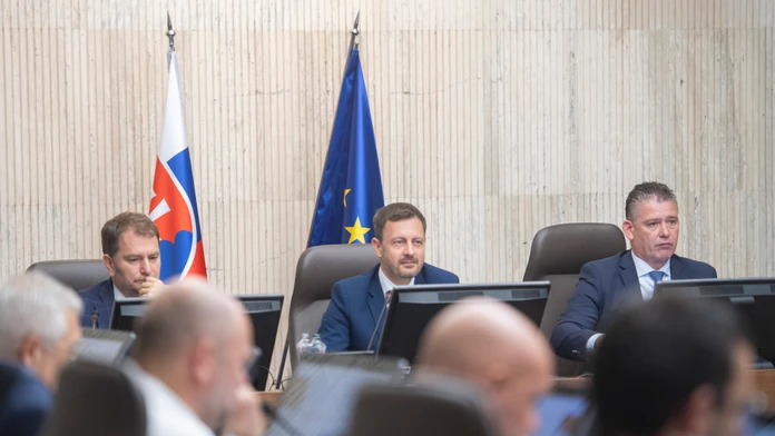 Vláda by mala prerokovať zvýšenie platov v štátnej službe aj viaceré investičné pomoci