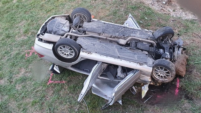 Auto spadlo z mosta z osemmetrovej výšky.