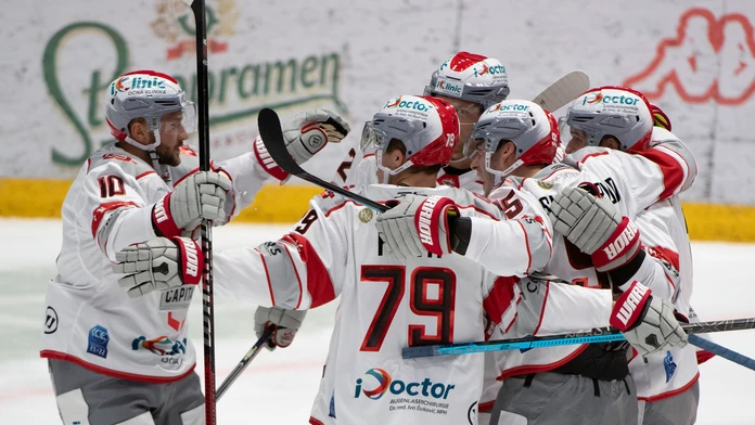 Hráči Bratislavy Capitals po strelení gólu.