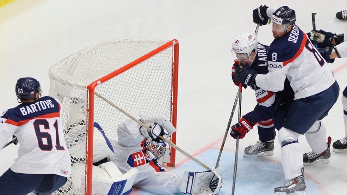 Zľava Milan Bartovič (Slovensko), brankár Ján Laco (Slovensko), Dylan Larkin (USA) a Michal Sersen (Slovensko) 
