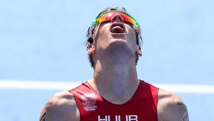 Slovenský triatlonista Richard Varga v cieli súťaže mužov na OH v brazílskom Riu de Janeiro.