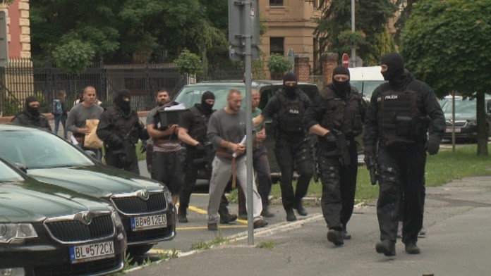 Piťovci pred sudcu.