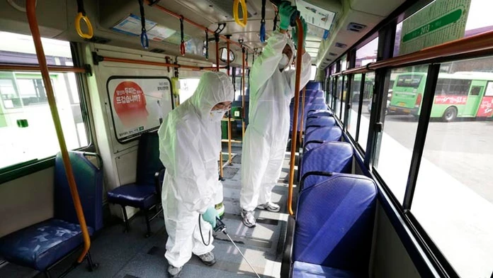 Pracovníci dezinfikujú verejný autobus v Južnej Kórei.