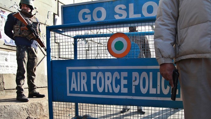 Teroristi zaútočili na leteckú zíkladňu v Indii.