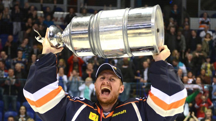 Na archívnej snímke bývalý brankár HC Košice Rastislav Staňa s pohárom pre víťaza extraligy. (21. apríla 2014). 