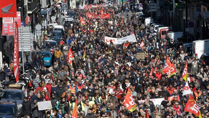 Tisíce železničiarov, pracovníkov mestskej dopravy, ale aj učitelia štrajkujú po celom Francúzsku proti vládnym reformám.