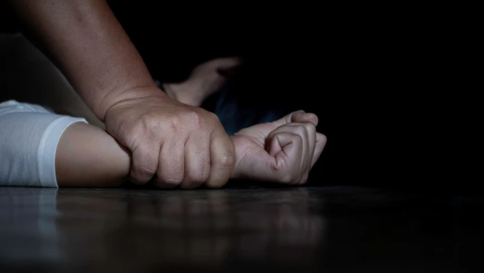 Čin, ktorý šokoval aj vyšetrovateľov. Muž vo Francúzsku mal pri znásilnení použiť aj násadu od metly