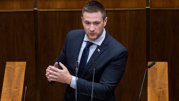 Milan Uhrík musí zmazať status, v ktorom kritizoval vedca Čekana