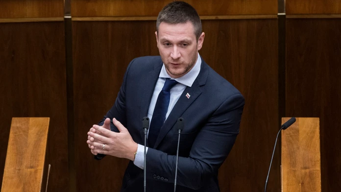Slovenskí europoslanci a komisárka Jourová odsúdili Uhríka za dezinformácie o Ukrajine