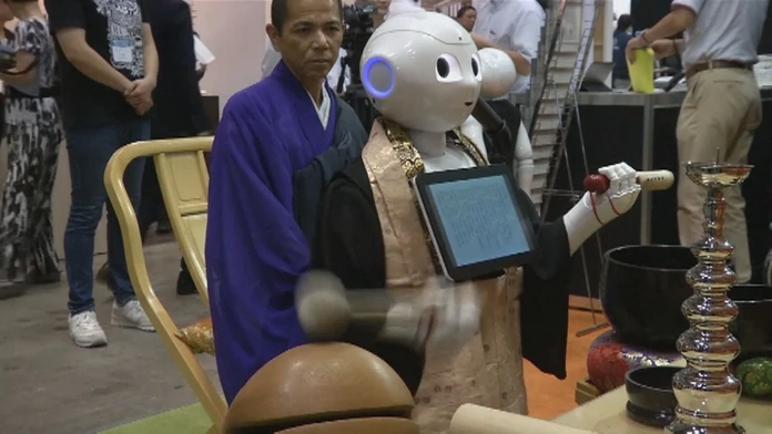 Kňaz robot.