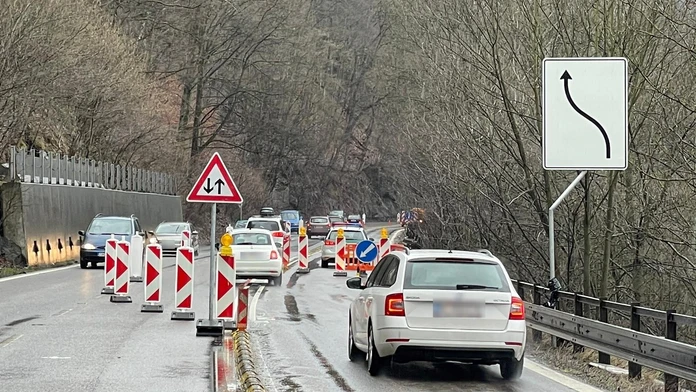 Premávku pod Strečnom pre zosuv zúžili do jedného jazdného pruhu