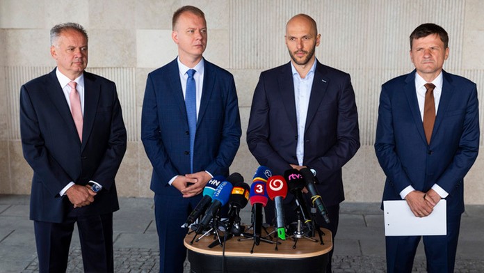 Hráči NY Rangers oslavujú gól proti Vancouveru.