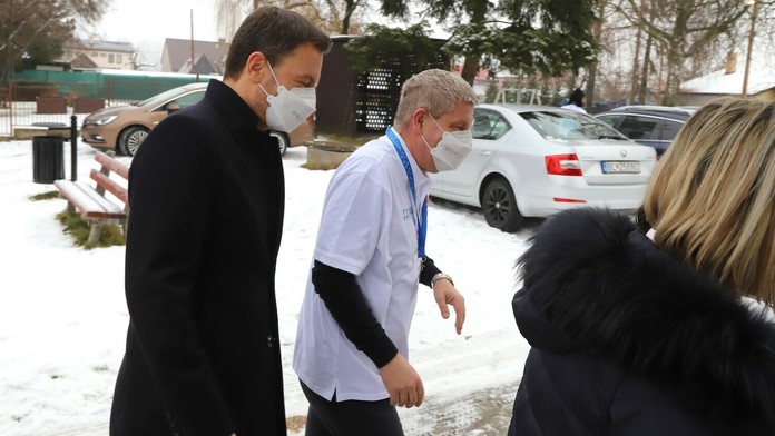 Minister zdravotníctva a premiéra prichádzajú do očkovacieho centra.