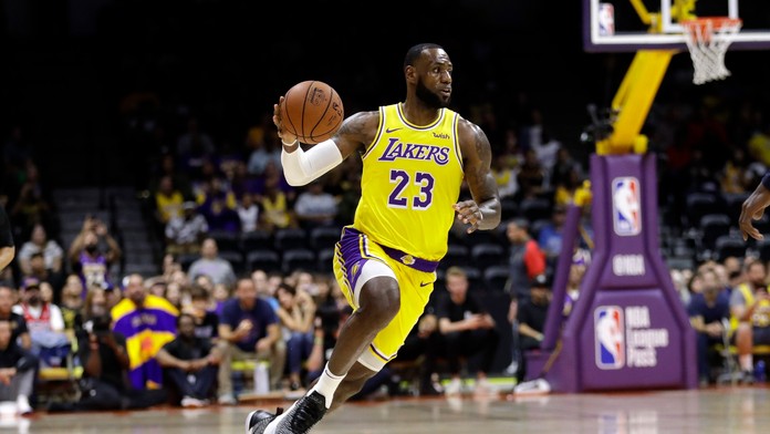 LeBron James v drese LA Lakers počas zápasu proti Denver Nuggets..jpg