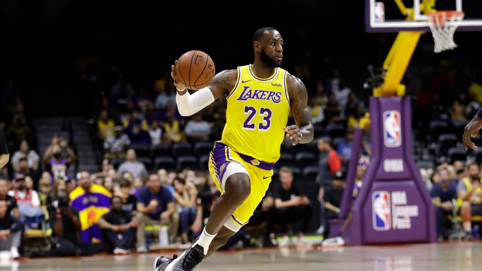 LeBron James v drese LA Lakers počas zápasu proti Denver Nuggets..jpg