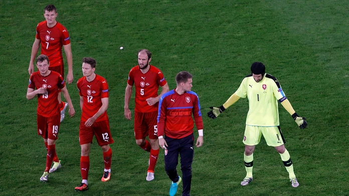 Český brankár Petr Čech (vpravo) smúti so spoluhráčmi po dvojgólovej porážke s Tureckom na ME.