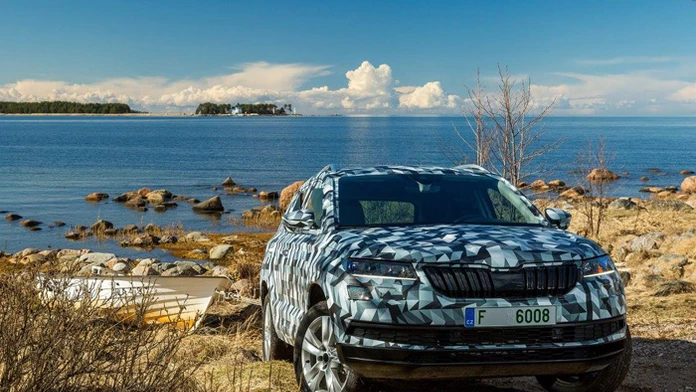 Škoda Karoq je o 16 cm dlhšia ako predchodca Yeti a o 32 cm kratšia ako sedemmiestny Kodiaq, ktorému sa podobá. 