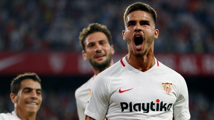 André Silva z FC Sevilla oslavuje gól proti Realu.