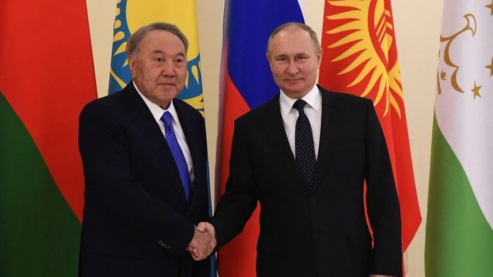Bývalý kazašský prezident Nursultan nazarbajev a ruský prezident Vladimir Putin.