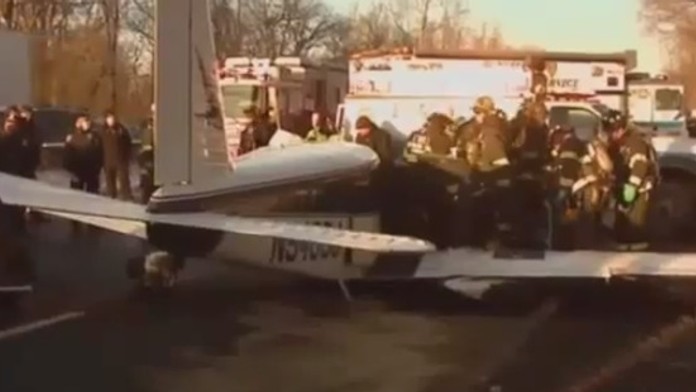 Lietadlo núdzovo pristálo na diaľnici