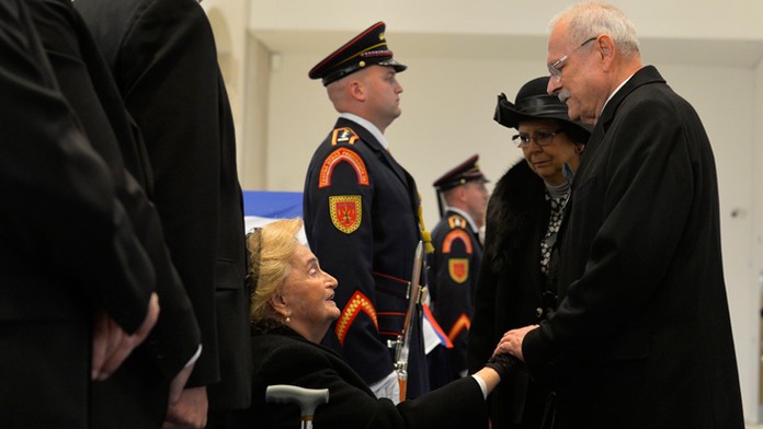 Exprezident Ivan Gašparovič kondoluje Emílii Kováčovej.