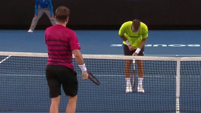 Stan Wawrinka trafil loptičkou Martina Kližana do rozkroku.