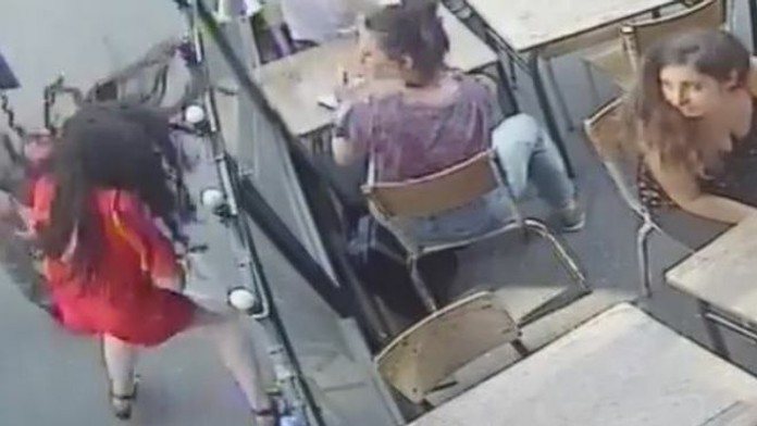 Francúzska dostala na ulici facku od neznámeho muža