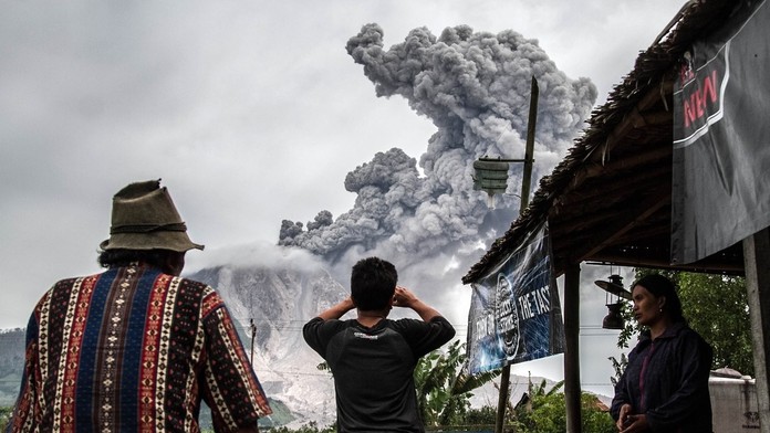 Sopka Sinabung opäť chŕli lávu a popol.