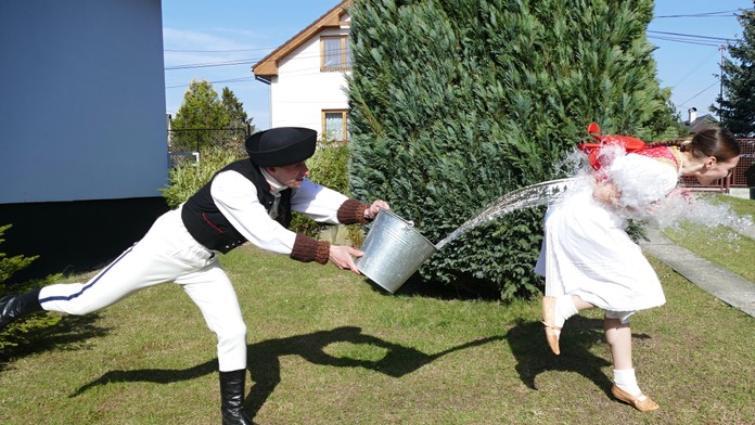 Tradície verzus kritika. Niektorí volajú po ukončení oblievačky a šibačky, sociologička to vníma inak