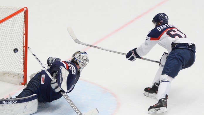 Zprava Milan Bartovič (Slovensko) a brankár Connor Hellebuyck 