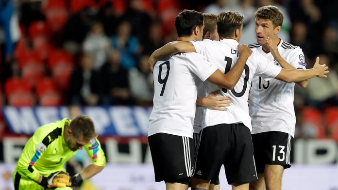 Nemecký hráč Thomas Müller (vpravo) oslavuje so spoluhráčmi úvodný gól do bránky Česka v kvalifikácii MS.