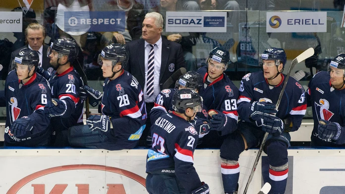 Striedačka Slovana Bratislava s koučom Milošom Říhom v zápase KHL proti Medveščaku.