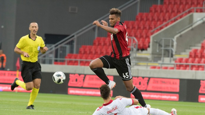 Na snímke na tráve Hrvoje Baršič (Zrinjski) a nad ním Marvin Egho (Trnava) počas stretnutia 1. predkola Ligy majstrov Spartak Tr