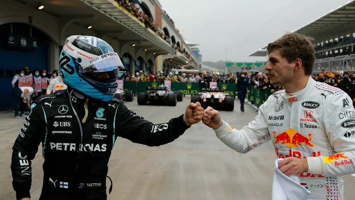 VíŤaz  Bottas sa zdraví s druhým Verstappenom.