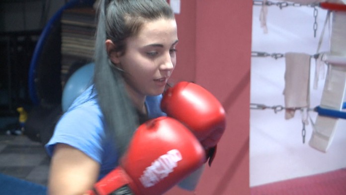 Iba 17-ročná kickboxerka Viktória.