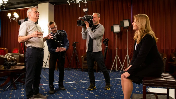 Zuzana Čaputová odpovedá na otázky novinárov po fotení oficiálneho portrétu.