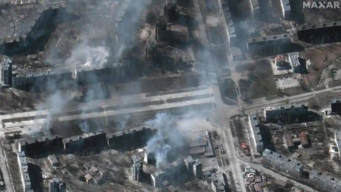 Neustále obliehaný Mariupol.