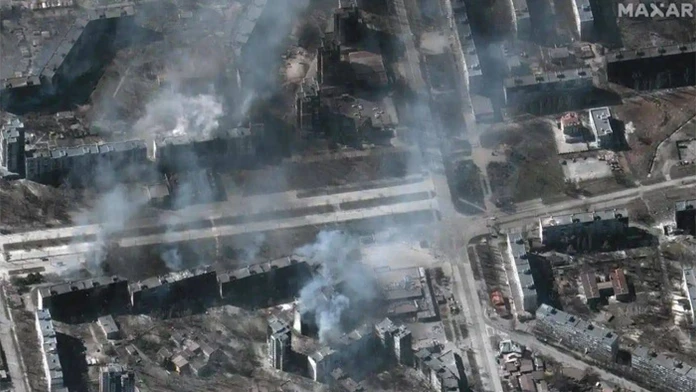 Neustále obliehaný Mariupol.