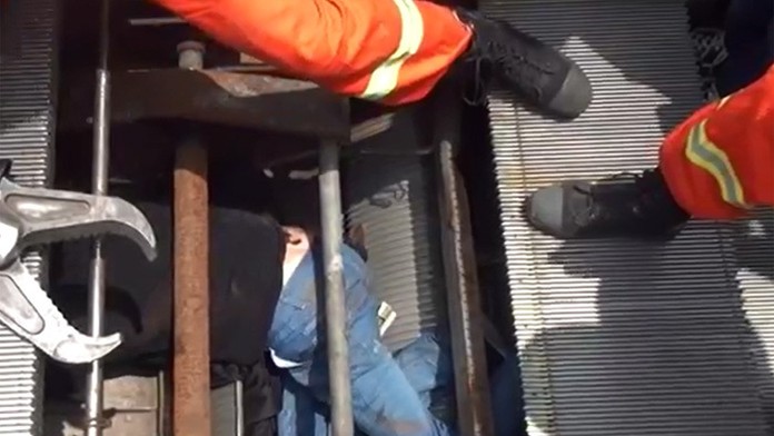 Eskalátor pohltil cestujúceho.