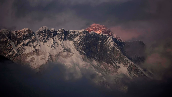 Najvyššia hora sveta Mount Everest meria  8 848 m.