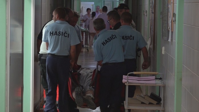 Hasiči pomáhajú extrémne obéznemu mužovi
