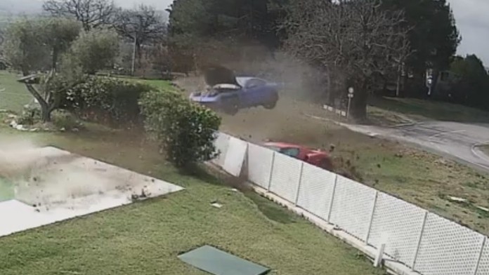 VIDEO: Kuriózna nehoda v Taliansku. Z cesty vyleteli dve Ferrari za sebou a po skoku skončili v plote