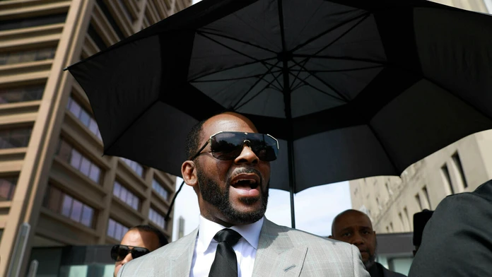 Na archívnej snímke zo 6. júna 2019 americký spevák R. Kelly odchádza zo súdu v Chicahu