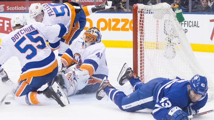 Hokejisti New York Islanders v bránke s Jaroslavom Halákom prehrali v Toronte 3:4. 