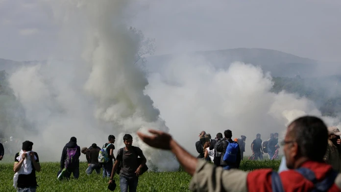 Proti migrantom zakročili slzným plynom.