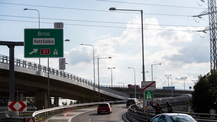 Na snímke nájazd z Bajkalskej ulice na Prístavný most v Bratislave.