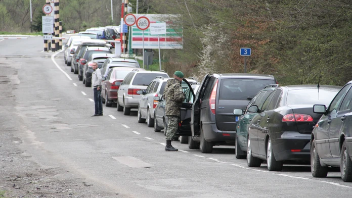 Niektorí Ukrajinci stoja v kolóne pred Ubľou už týždeň. Takto si krátia čas